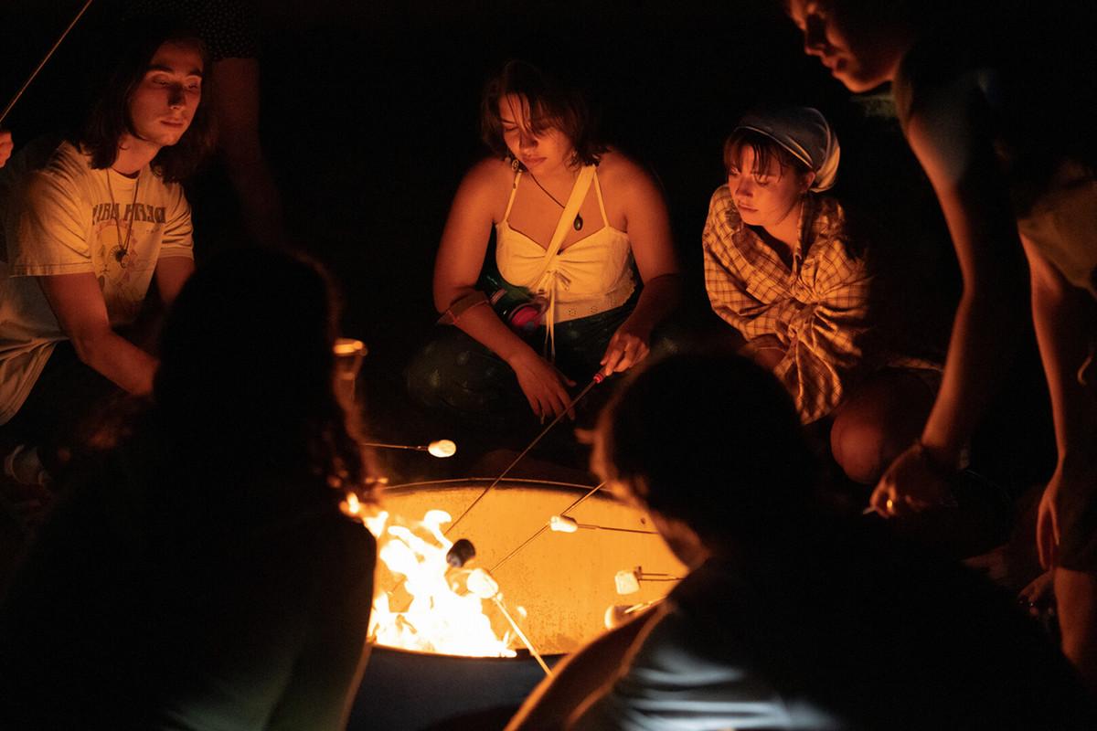 学生 enjoying smores around a bonfire on a quick trip to Cheyenne Mountain State Park during NSO, organized by Outdoor Ed on 结婚nesday, 08/23/23. Photo by Mila Naumovska '26 / Colorado College.